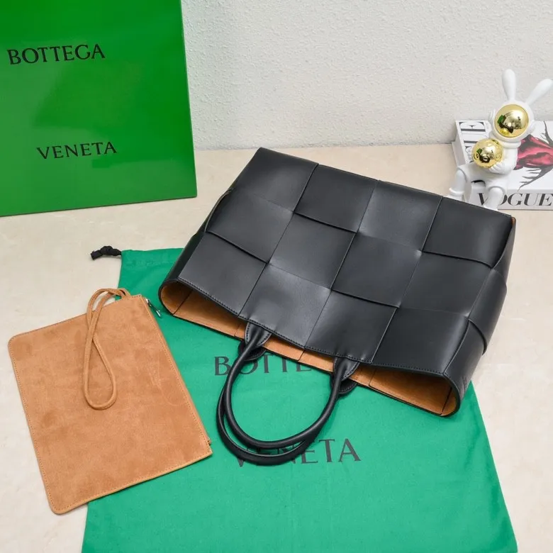 The batch of 2000 BV tote bag (small four compartments) has finally been shipped🔥🔥 The leather feels great! It's a very low-key bag. The more I look at it, the more I like it. I usually go out for rides and planes because I have a lot of stuff and need to carry a computer. Carrying a bag like this is all it takes. It comes with a small bag for storage, which is very convenient. Style number: 9898 Size: 38*10*28cm